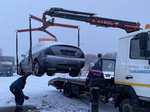 В Бресте провели рейд по эвакуации давно неэксплуатируемых автомобилей. Минус куча хлама