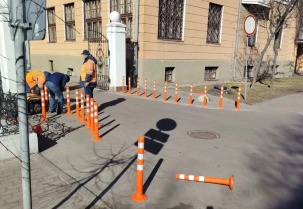 В Бресте устанавливают колесоотбойники и сигнальные столбики