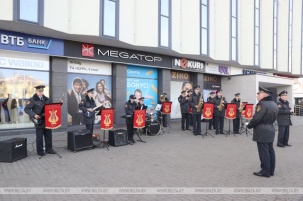 "Просто вышли в магазин, а почувствовали себя особенными". Туристки под впечатлением от поздравлений 8 Марта в Бресте