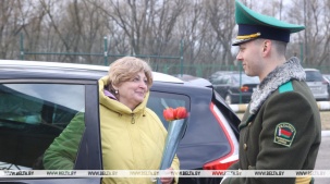 Домой - с цветами. В Бресте въезжающих в Беларусь женщин поздравили пограничники