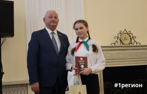 Школьникам в Бресте вручили паспорта и экземпляры Конституции