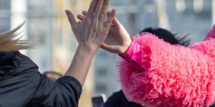 13 процентов от суммы превышения придется отдать налоговой, если вам подарили дорогой сувенир