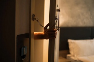 Белорусам за рубежом пригрозили конфискацией имущества