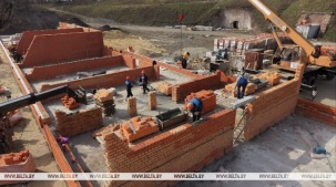 Участники конкурса каменщиков помогают в строительстве спальных корпусов в патриотическом центре в Бресте