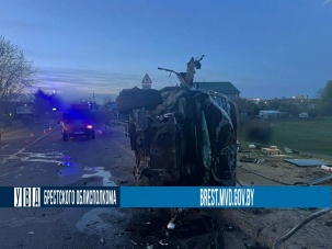 Водитель BMW не справился с управлением, наехал на ограждение и опрокинул свой автомобиль