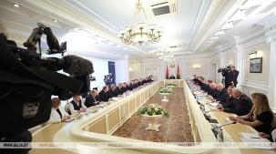 Лукашенко призывает прекратить отток населения из регионов и "бешеную стройку жилья" в Минске