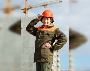 Одна из самых опытных женщин-крановщиц Бреста уже более сорока лет на высоте