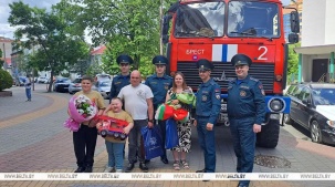 "С таким никогда не сталкивались". Спасатели поздравили молодую маму, у которой приняли роды в машине