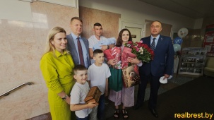 "Бацькаву кашулю" подарили семьям при рождении третьего ребенка в Бресте 1 июня