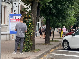 Брестчане и гости города активно пользуются платными парковками в центре