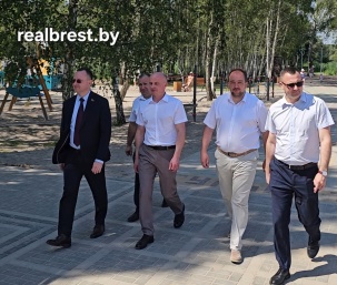 Мэр Бреста Сергей Лободинский посетил пляж «Заречный»