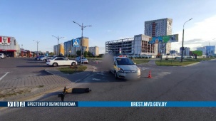 Легковушка сбила двух подростков на самокате в Бресте