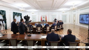 Лукашенко распорядился отправлять в армию всех, кто "не умеет" работать на уборочной