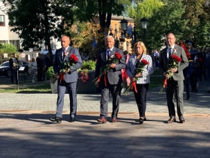 На площади Свободы в Бресте прошла торжественная церемония возложения цветов