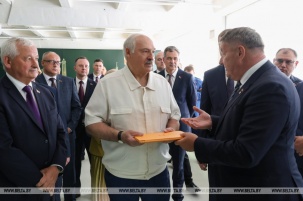 Лукашенко потребовал обновить стратегию развития предприятий холдинга "Горизонт"