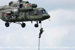 Масштабную реконструкцию событий разных лет показали в День десантников и ССО в Бресте