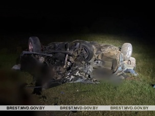Водитель, лишённый прав, на Audi выехал на встречку под Брестом и попал под КАМАЗ. Погиб на месте