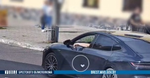 В Бресте водитель демонстративно выбросил из окна мусор на проезжую часть