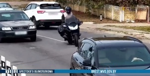 Водитель мотоцикла «Honda» грубо нарушил правил обгона рядом с переездом