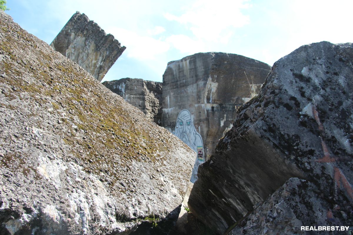 Он же скалодром, он же мольберт Предка