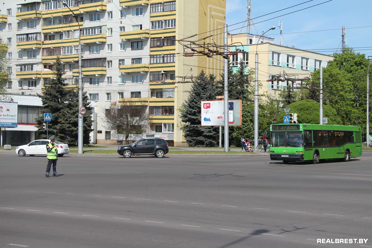 Странный жест регулировщика