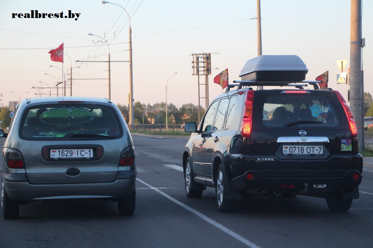 В тренде патриотического милитаризма на автомобилях в этом году - флаги