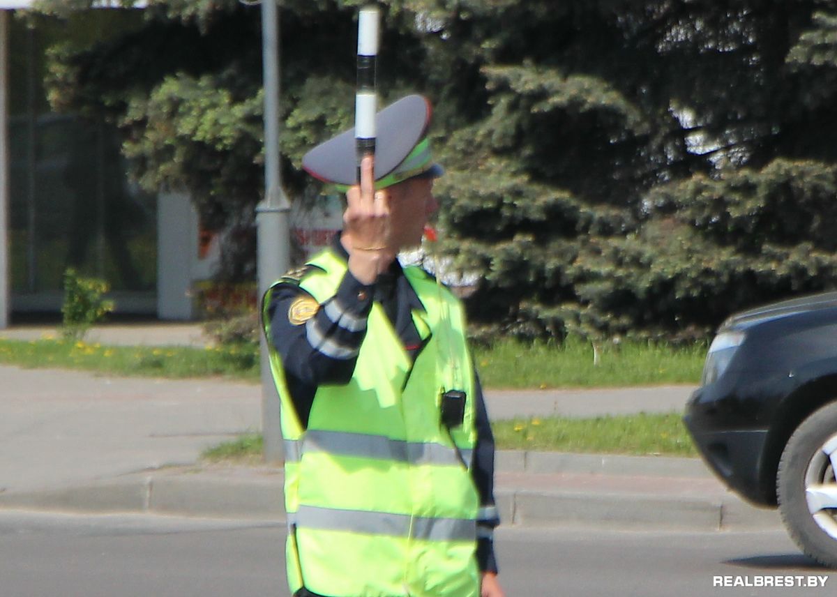 Странный жест регулировщика