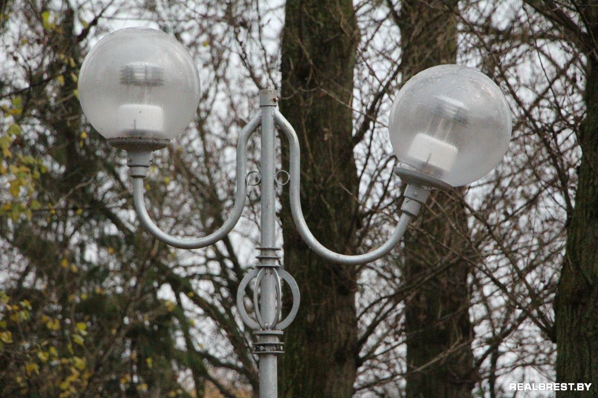 Рубят Набережную мужики, фонари летят