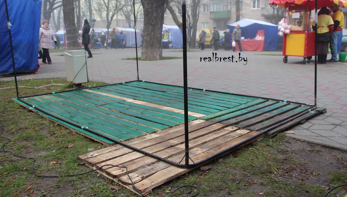 Этой ярмарки краски: транспортные заторы и вытоптанный газон