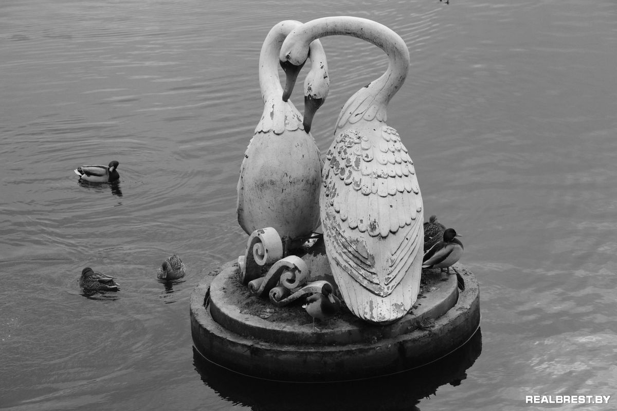 Рубят Набережную мужики, фонари летят