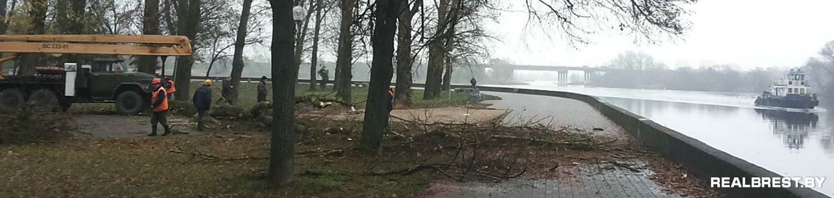 Рубят Набережную мужики, фонари летят