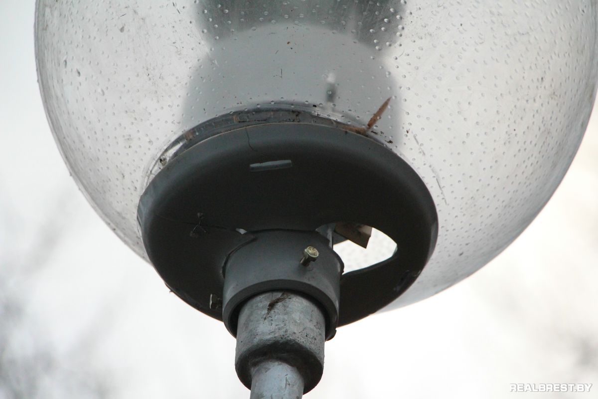 Рубят Набережную мужики, фонари летят