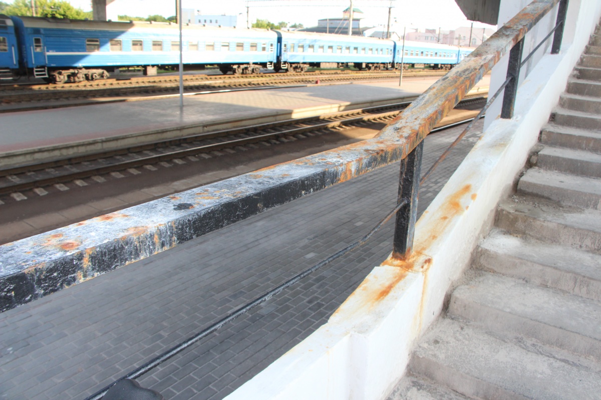 Ржавые сталактиты железнодорожного вокзала