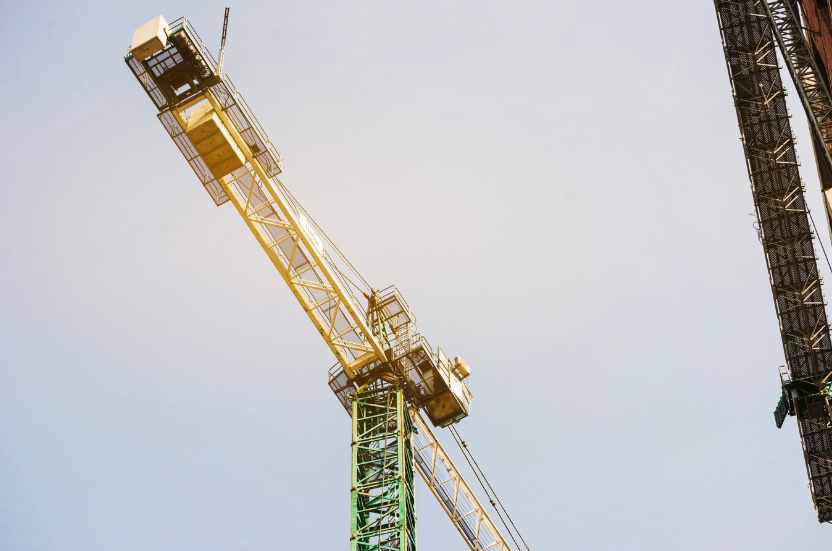 Кран, установленный на стройке