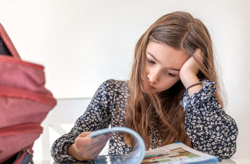 девушка перегружена учебой