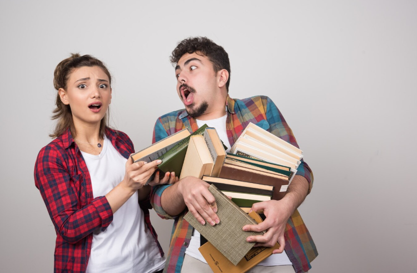 ученики с учебниками в руках