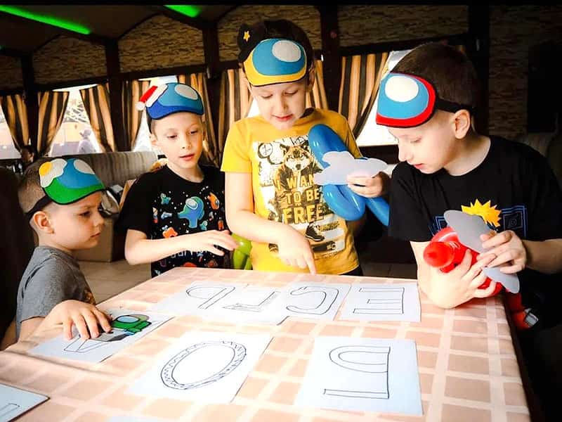 Как сделать детский праздник в стиле Among us