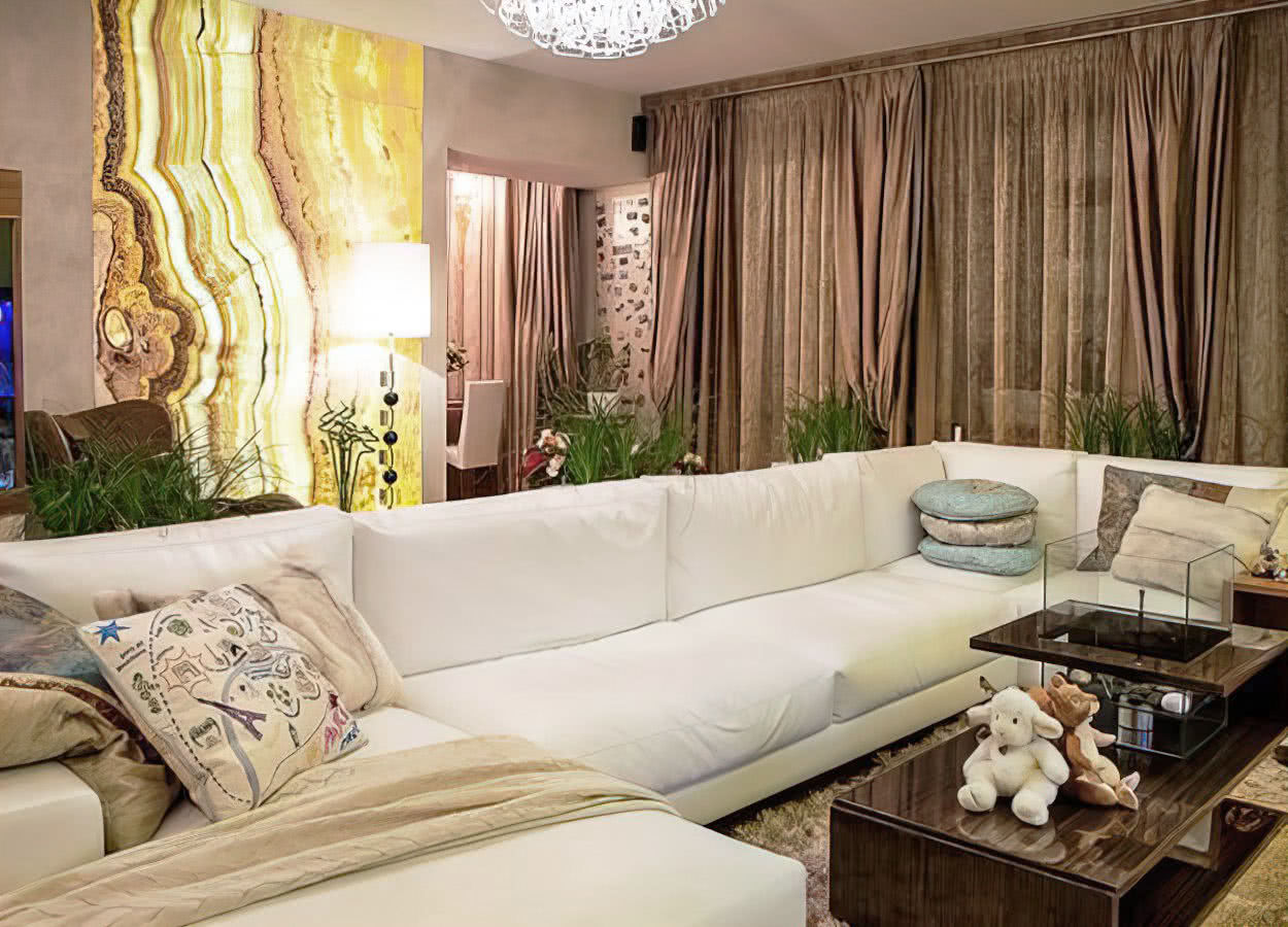 Панно из оникса с подсветкой на стене в частном доме в Москве и Подмосковье