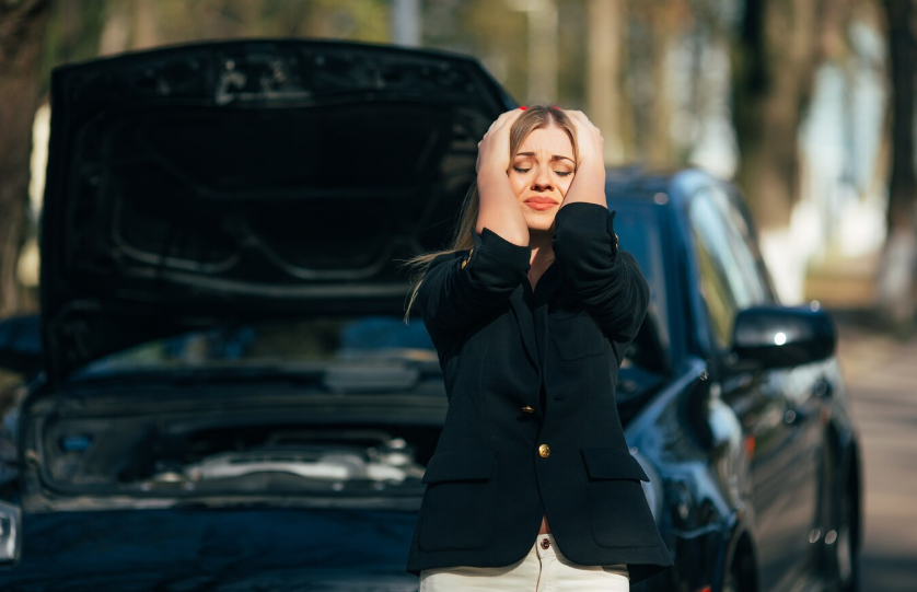 Девушка возле машины