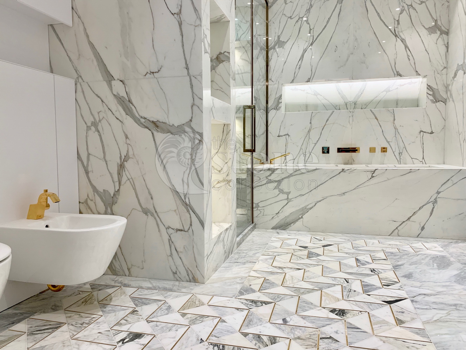 Тумбы и шкафы из белого мрамора в Москве