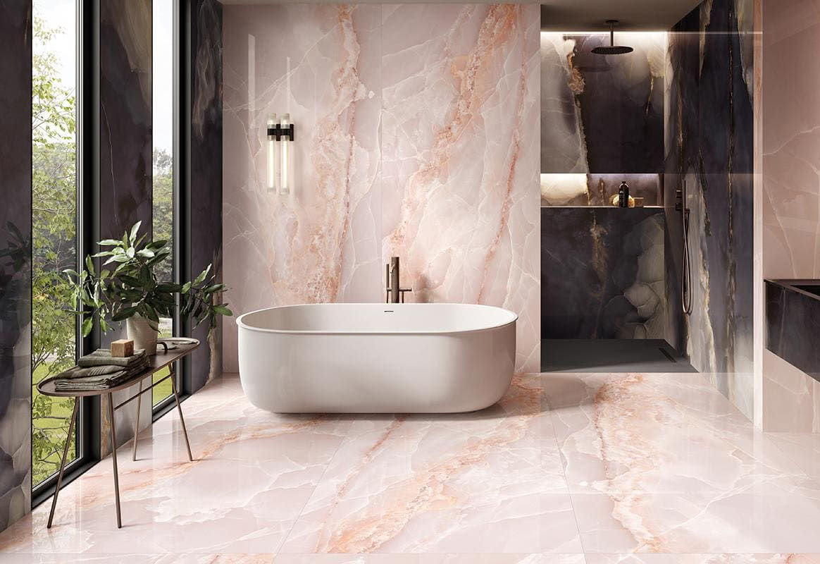 Отделка ванной комнаты плиткой из розового оникса в Москве