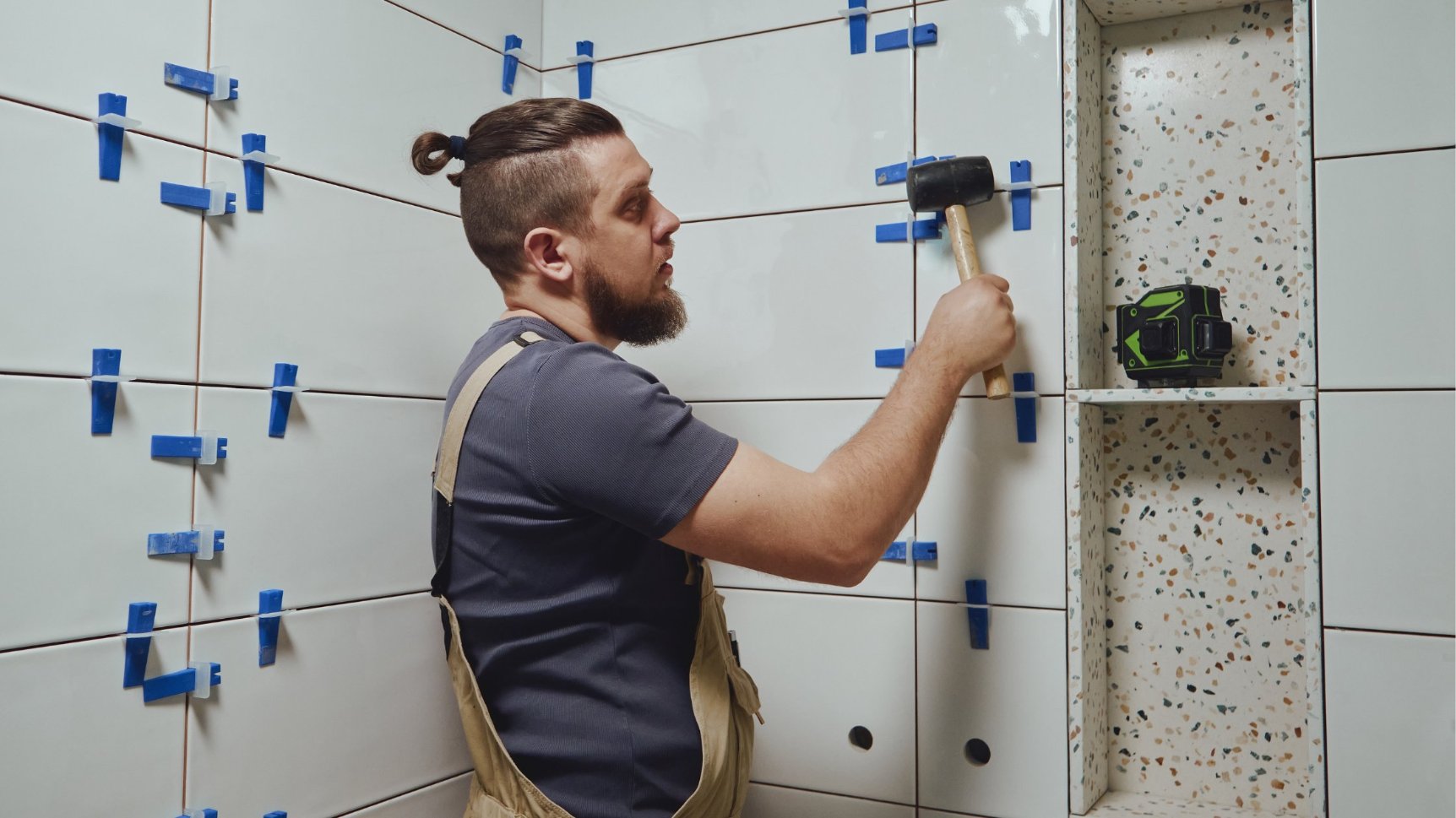 Профессиональный подход к ремонту: как организация метизов и выравнивание плитки повышают продуктивность