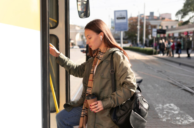 девушка заходит в автобус