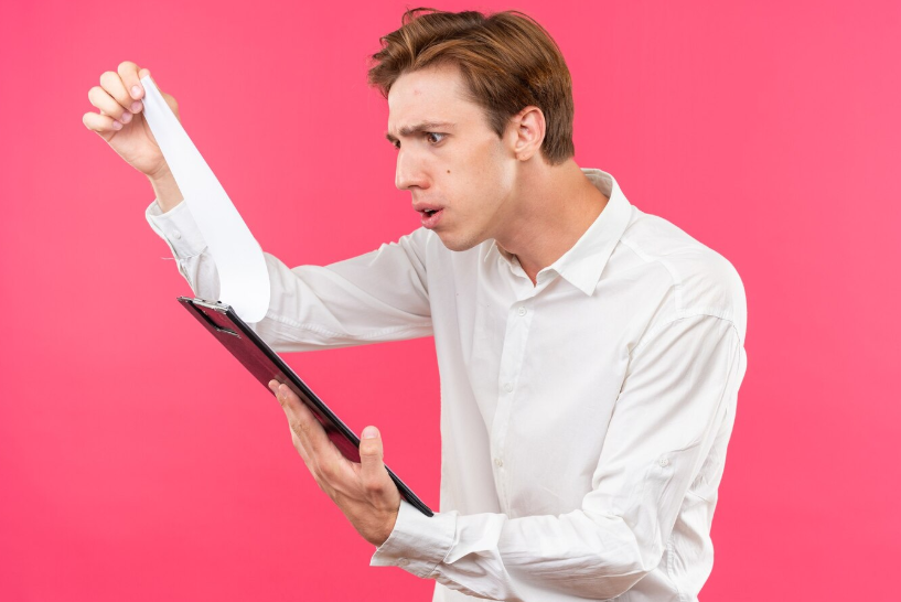 молодой человек в панике