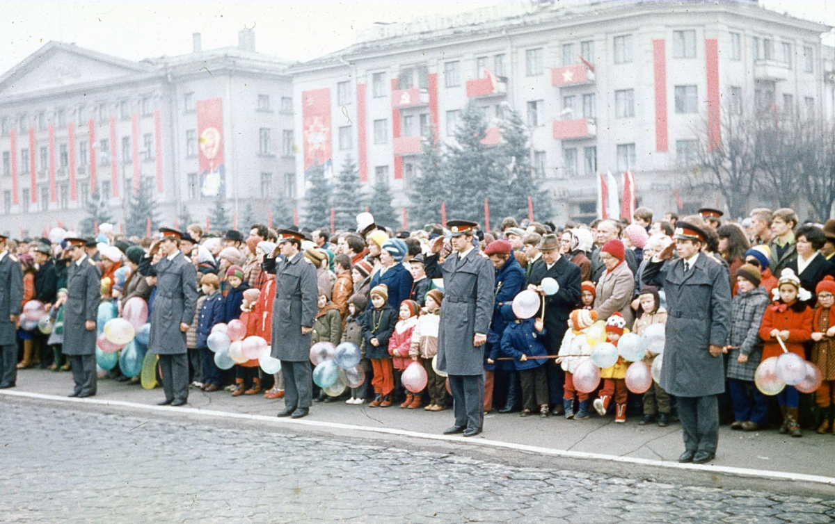После 7 ноября. Празднование 7 ноября старые фото. Празднование 7 ноября в СССР. Праздник студентов Политехнео отмечается 7 ноября. 7 Ноября празднование Харьковский университет.