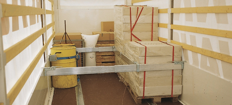 Крепление груза при помощи деревянных распорок