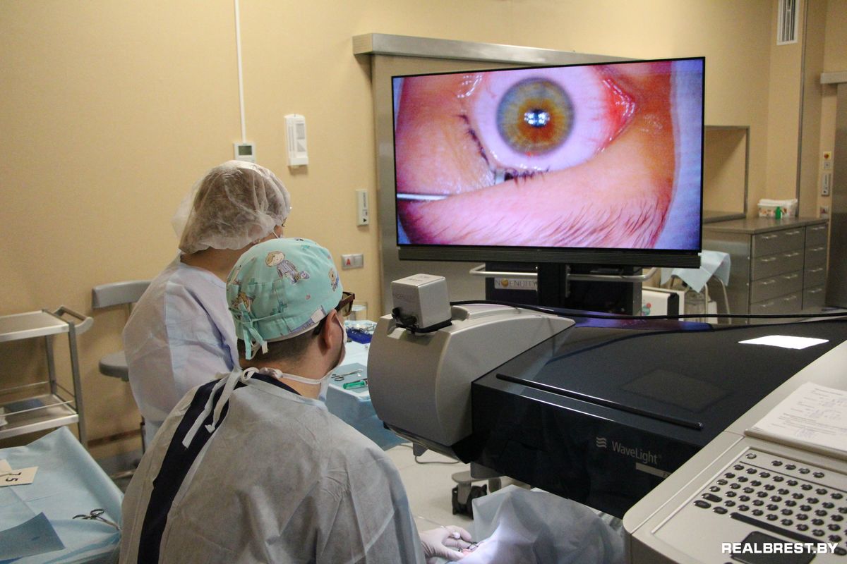 Операция на глаза восстановление зрения. Лазерная коррекция зрения. Лазерная корректировка зрения. Лазерная коррекция зрения операция.