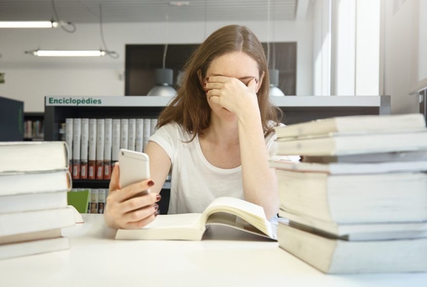 Уставшая девушка на экзамене