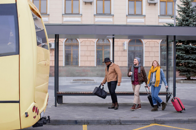 Люди идут на посадку