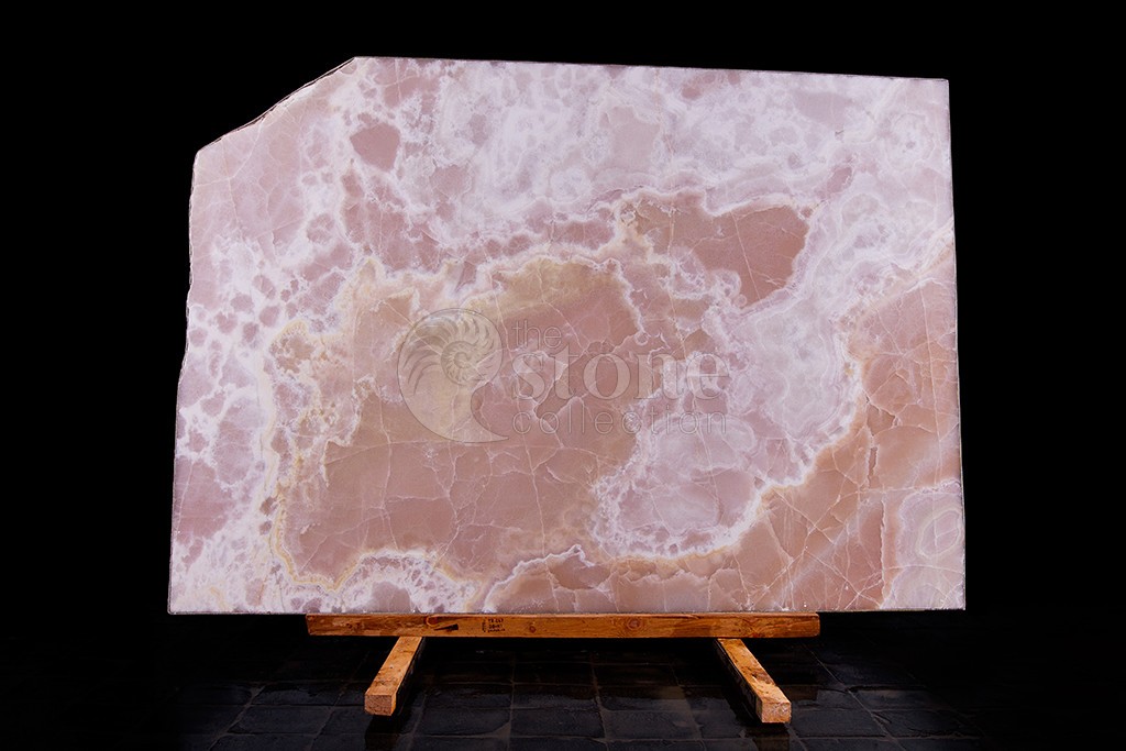 Слэб розового оникса на складе в Москве